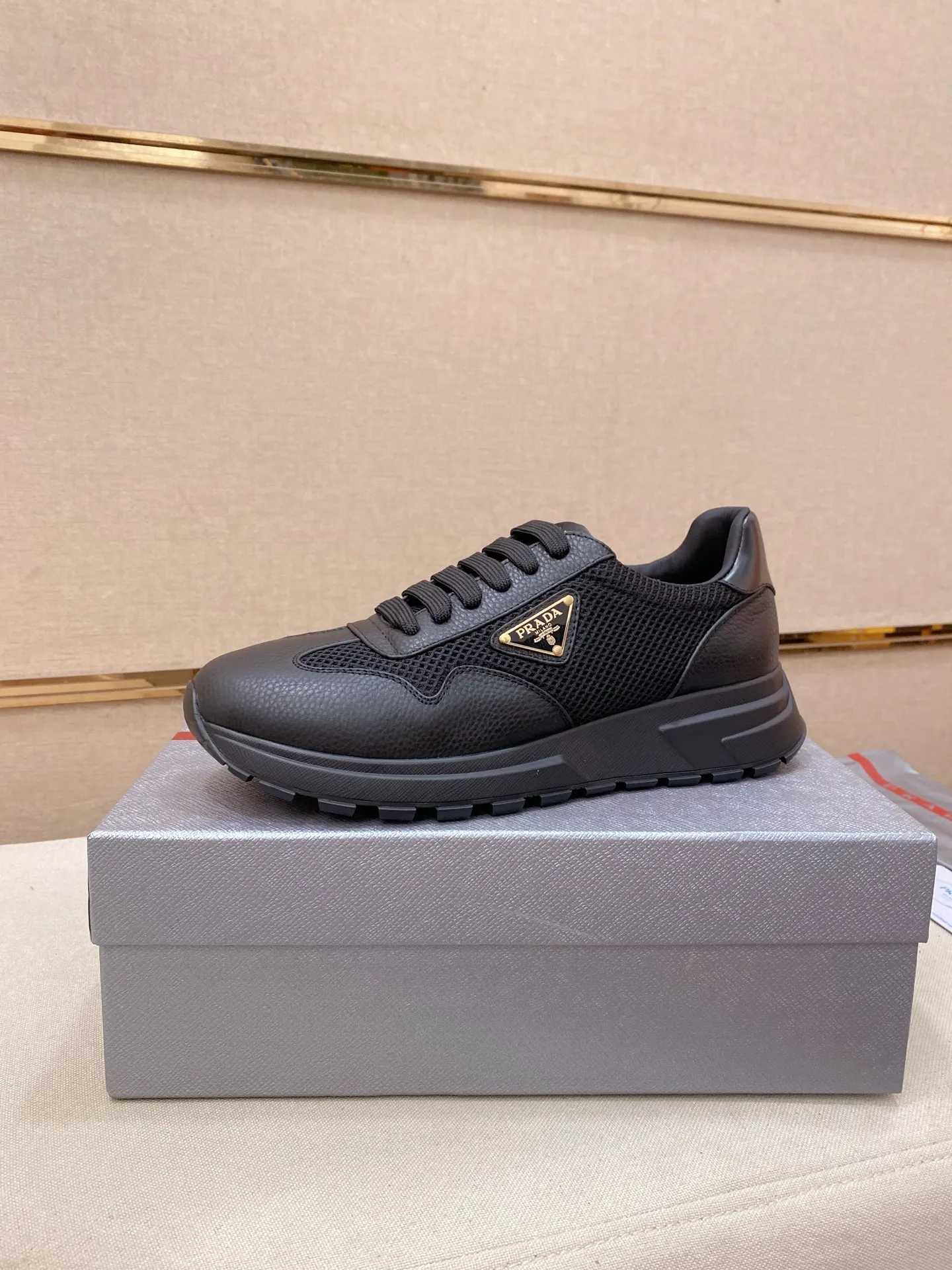 Men's shoes 💰 580💰 ✔️✔️✔️High version High-quality new PRADA (Prada) counters are launched simultaneously, new men's shoes, 😘fabrics are selected from first-layer cowhide fabrics. Lining: Imported cowhide leather lining. 👍🏿High-end☄️Open-molded non-slip rubber outsole, exquisite lines, simple and elegant, comfortable and high-end for leisure travel. Code number: 38 to 45